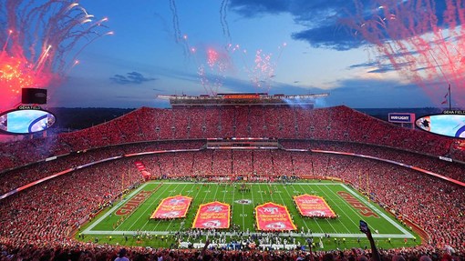 Gewinne ein Chiefs-Trikot und einen von NFL-Star Chris Jones signierten Football